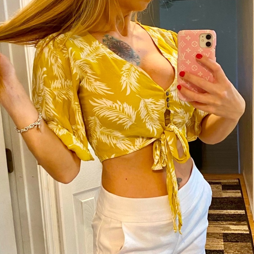 SOLD SOLD SOLD Palm print🏝 wrap crop small top - Picture 1 of 9